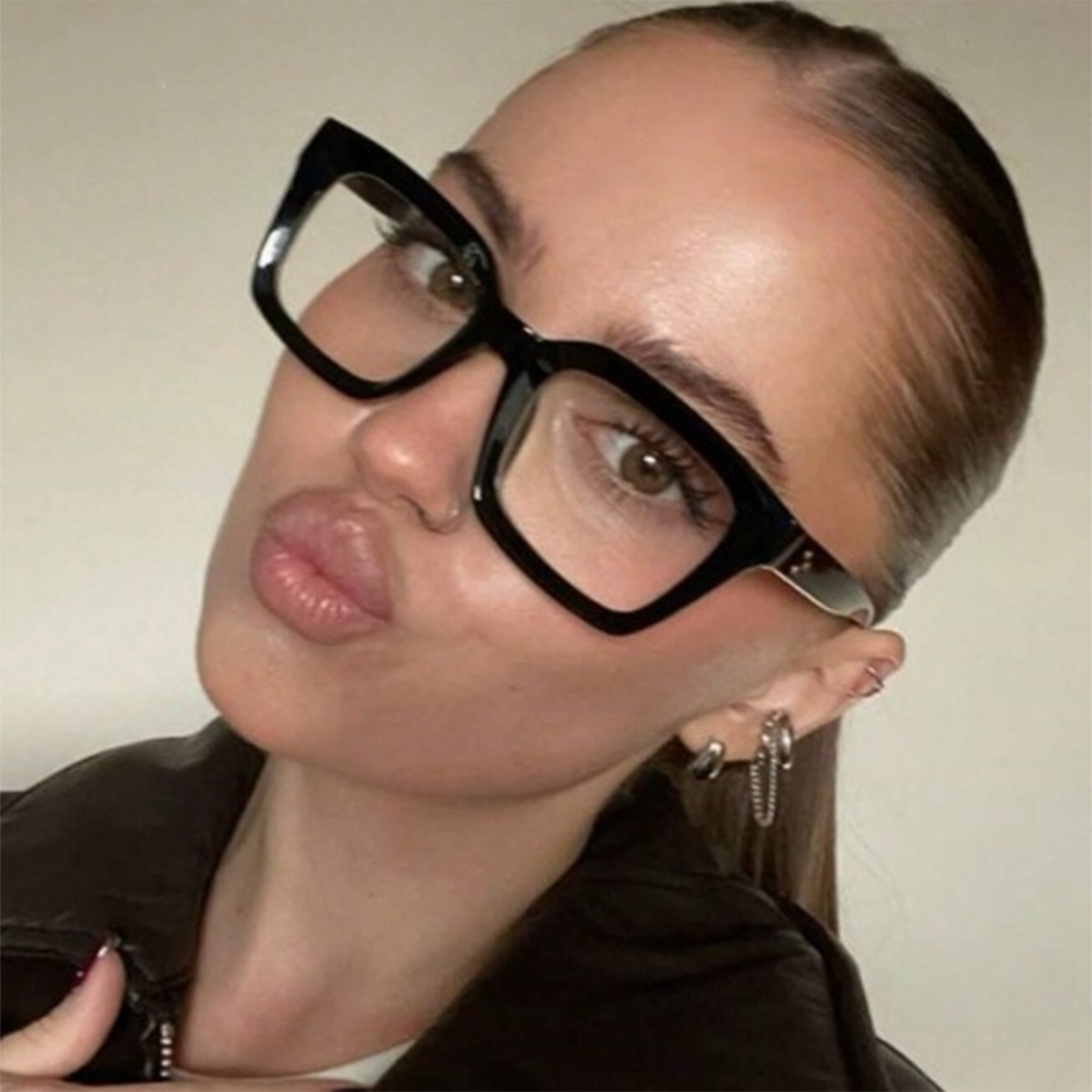 1 paire de lunettes carrées noires à grande monture pour femme, simples, décontractées, sexy, avant-gardistes européennes et américaines, au style décontracté, exquises et polyvalentes, lunettes sans ordonnance à la mo
