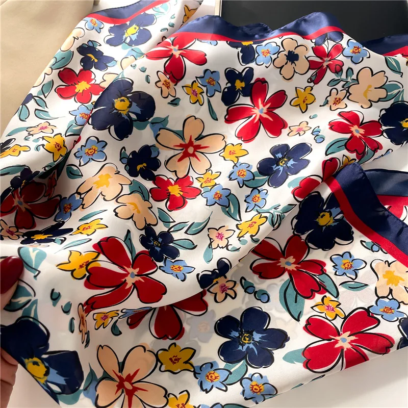 Écharpe carrée de luxe pour femmes, hijab élégant, foulard doux à motifs floraux, châle tendance pour les voyages