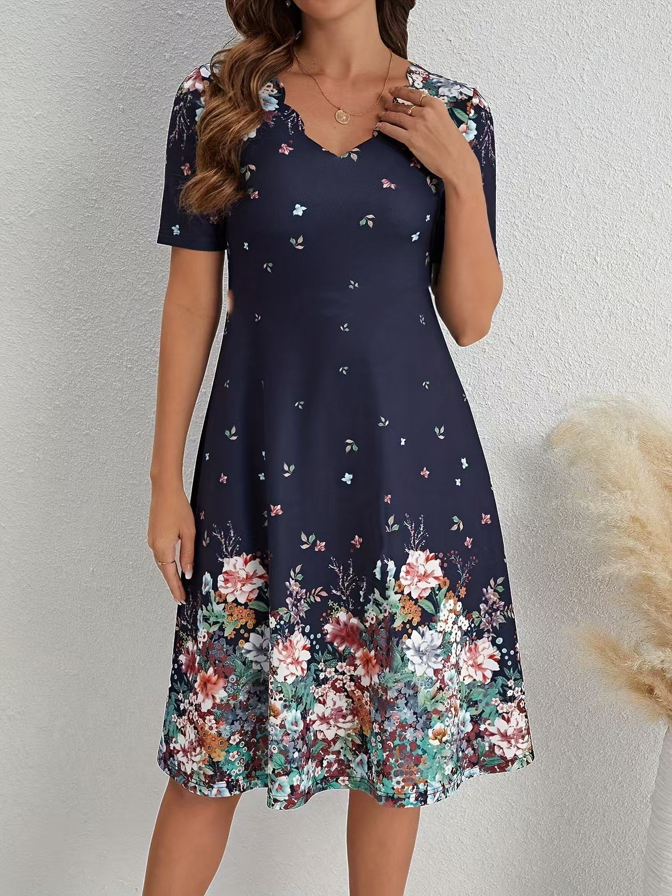 Robe mi-longue à col en V festonné pour femmes, manches courtes, imprimé floral élégant, taille haute, coupe A-line, robe décontractée d'été pour femmes, robe de soirée estivale.