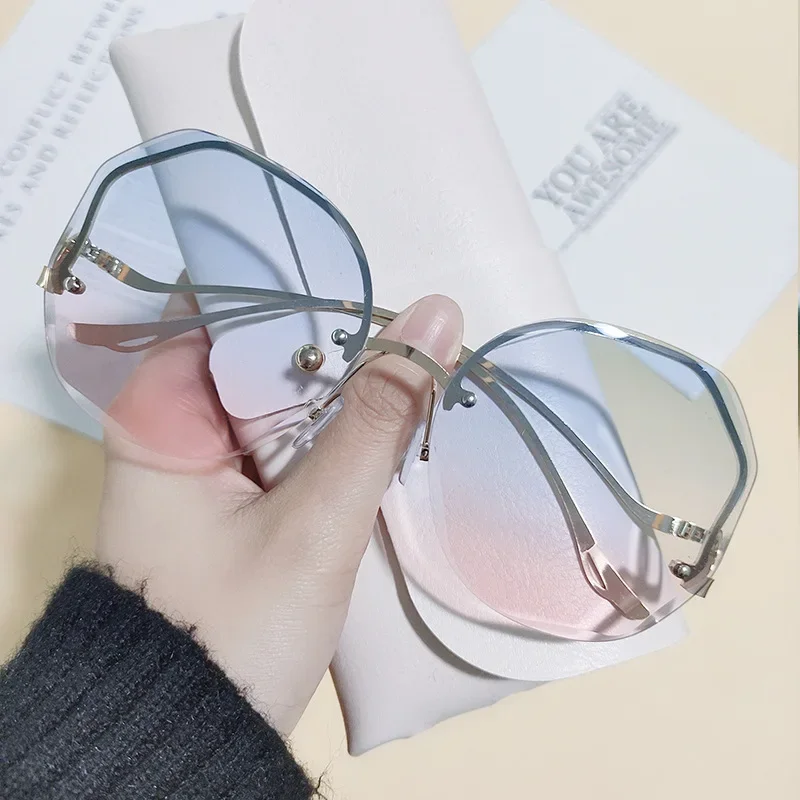Lunettes de soleil de luxe UV400 pour femmes, verres d'océan, sans bords, branches incurvées en métal, unisexe