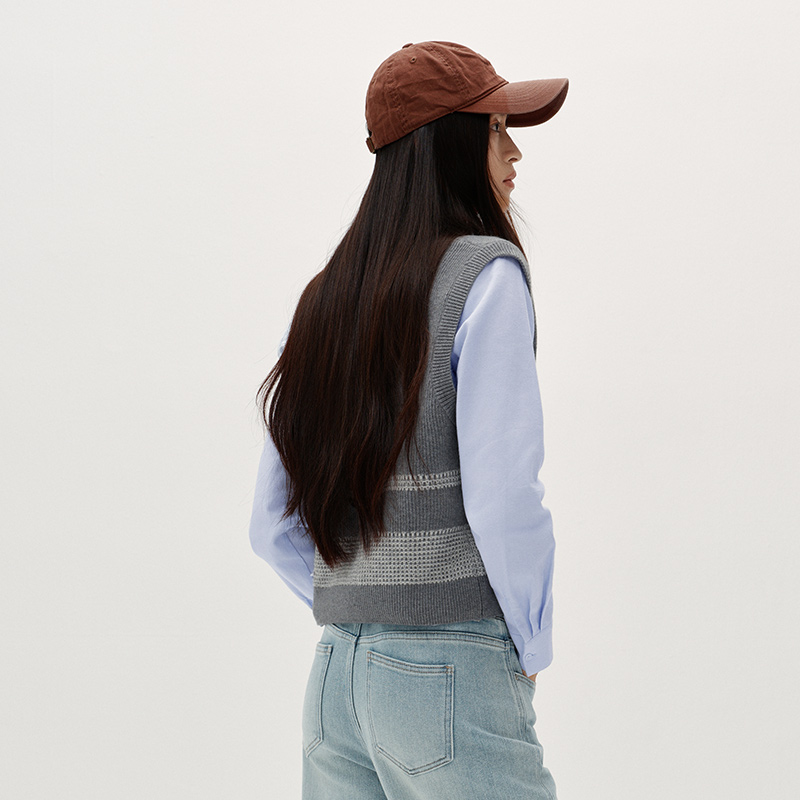 Chemise d'hiver pour femmes Semir, rayée, col en V, tissu brossé, design minimaliste, ensemble deux pièces, nouvelle collection hiver 2026, pour usage quotidien.