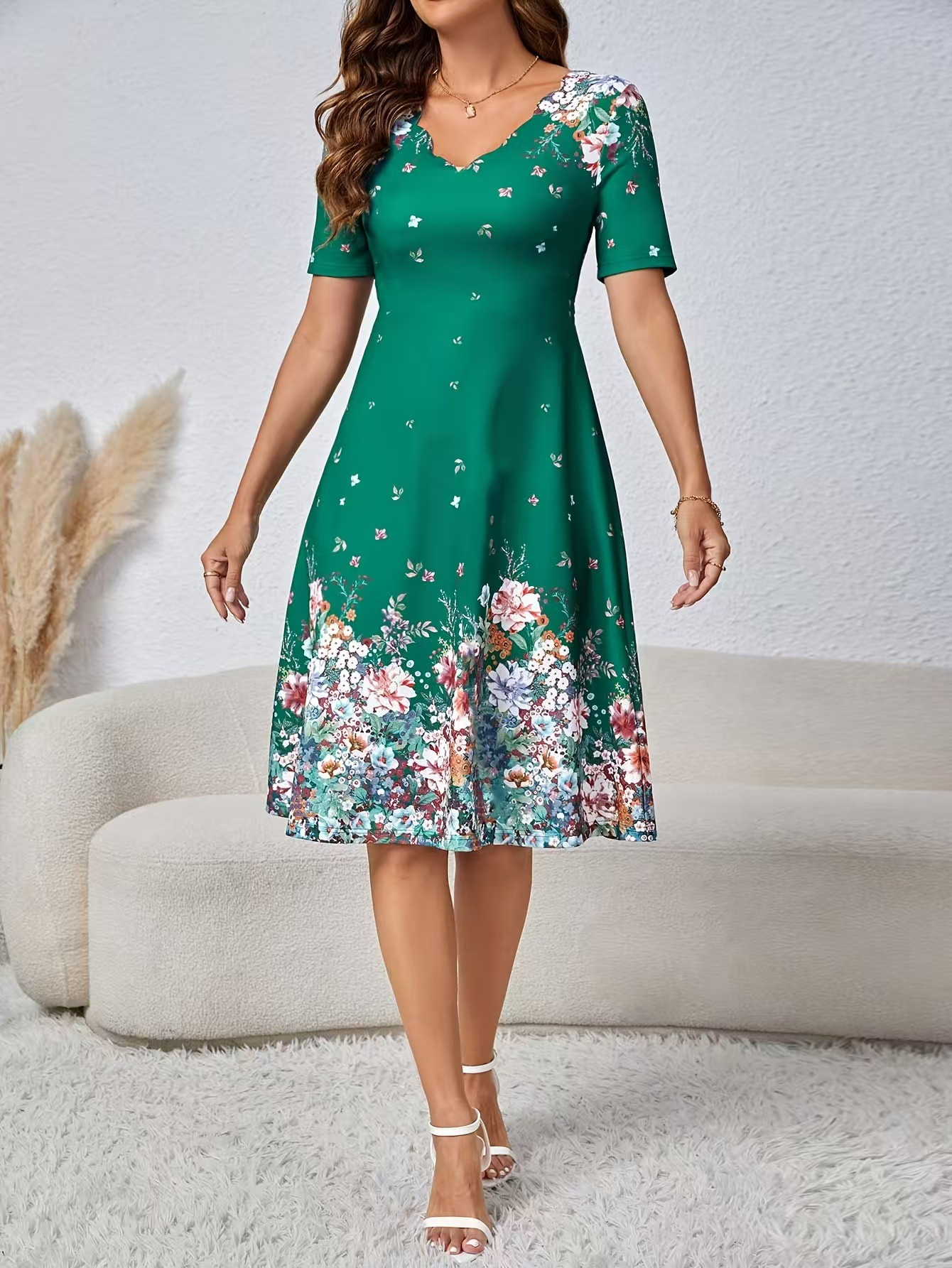 Robe mi-longue à col en V festonné pour femmes, manches courtes, imprimé floral élégant, taille haute, coupe A-line, robe décontractée d'été pour femmes, robe de soirée estivale.
