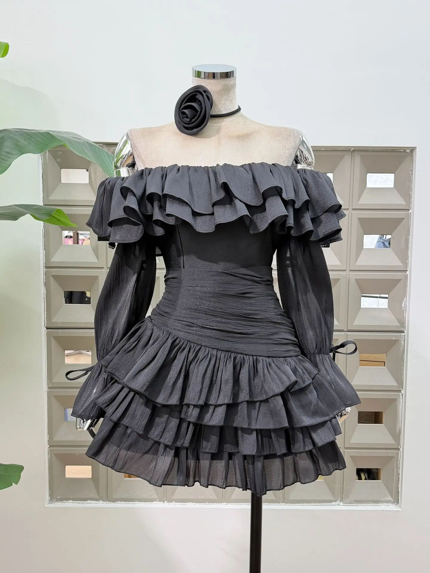 Robe Mini Femme Chic et Tendance en Mousseline Florale, Épaules Dénudées, Idéale pour Fêtes d'Anniversaire – Nouvelle Collection