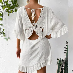 Robe de plage courte en tricot et crochet pour les vacances, style smock sexy, avec empiècements couleur unie et petits pompons, protection solaire