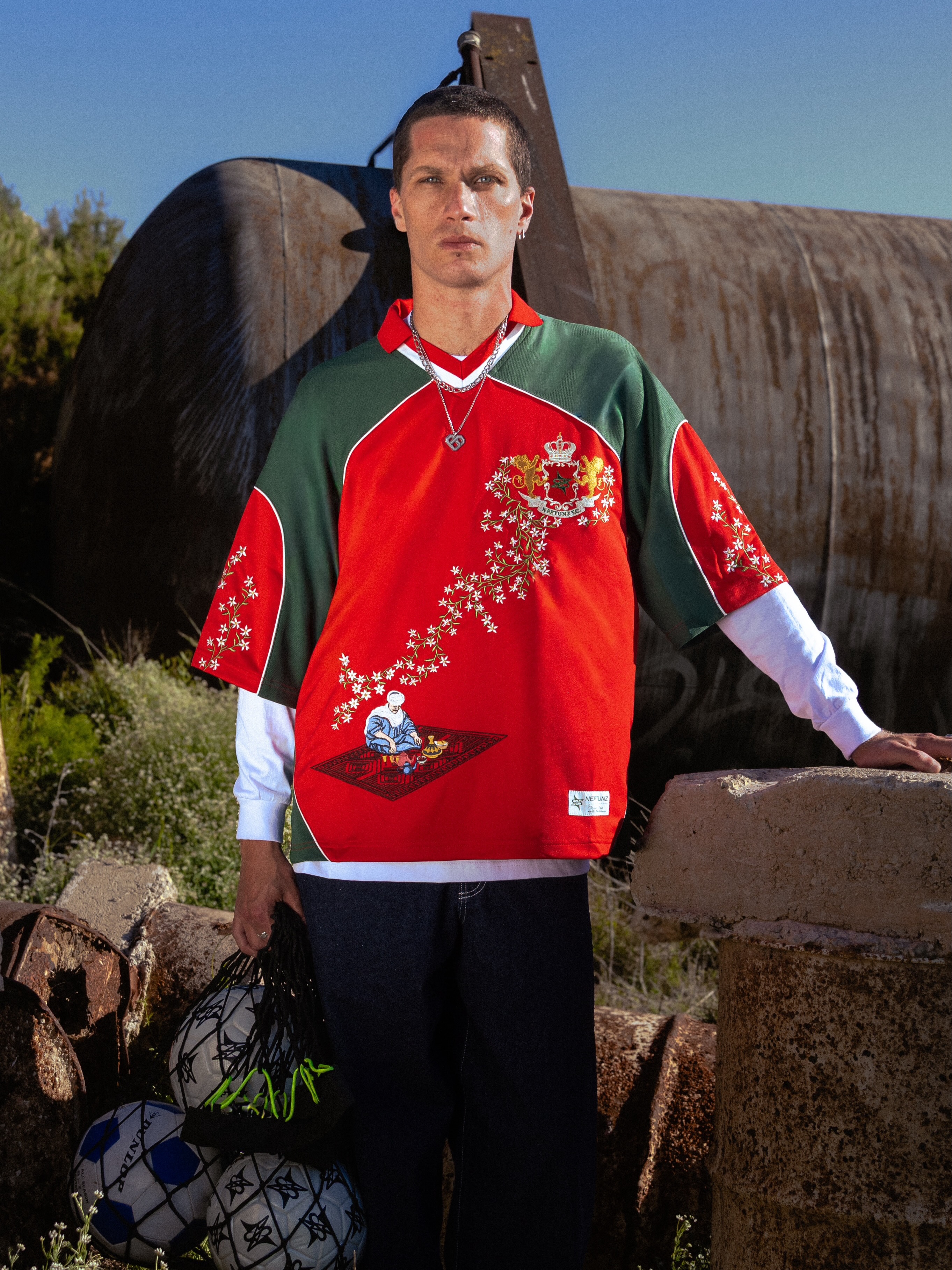 Maillot de football vintage brodé floral, col en V, manches courtes, T-shirt homme, streetwear d'été, Y2K, style Blockcore, coupe ample, décontracté, polo