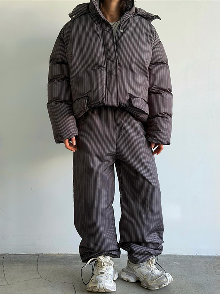 Ensemble 2 pièces matelassé à rayures verticales : Doudoune ample à capuche unie et pantalon de neige taille haute pour femme – Collection Hiver 2026 – Tenue décontractée et tendance