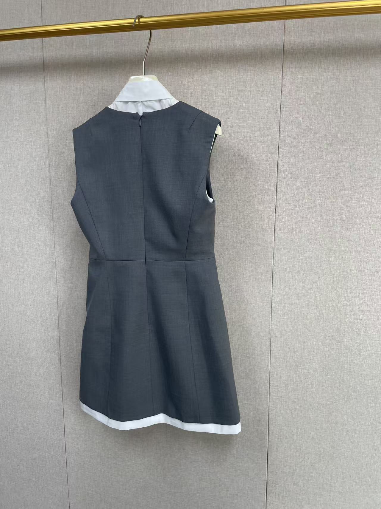 Robe Courte Sans Manches Cintrée Grise Contrastante pour Femme ou Gilet Simple Boutonnage Col V ou Jupe Évasée Nouvelle Collection Printemps 2026