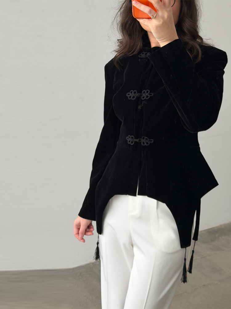 Manteau-veste pour femme, col montant, épaulettes, fermeture à crochets sur le devant, taille cintrée, ourlet asymétrique, blazer élégant et tendance.