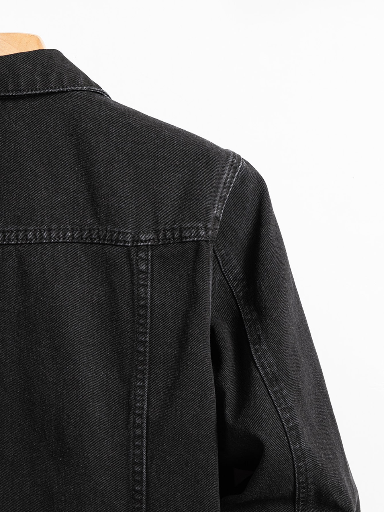 Veste en jean pour homme pour le printemps et l'automne. Manteau en jean noir à col noir. Convient pour un usage quotidien décontracté. Élégant, simple et tendance.