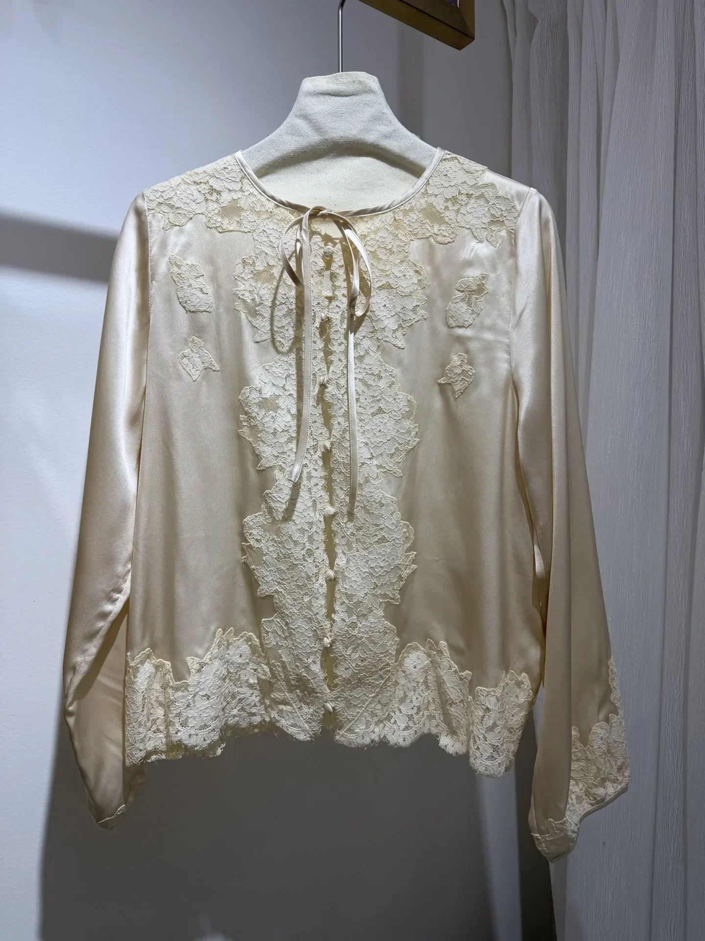 Chemisier en Soie 100% pour Femme avec Dentelle, Col Rond, Manches Longues, Boutonnage Simple, Élégant, en Satin
