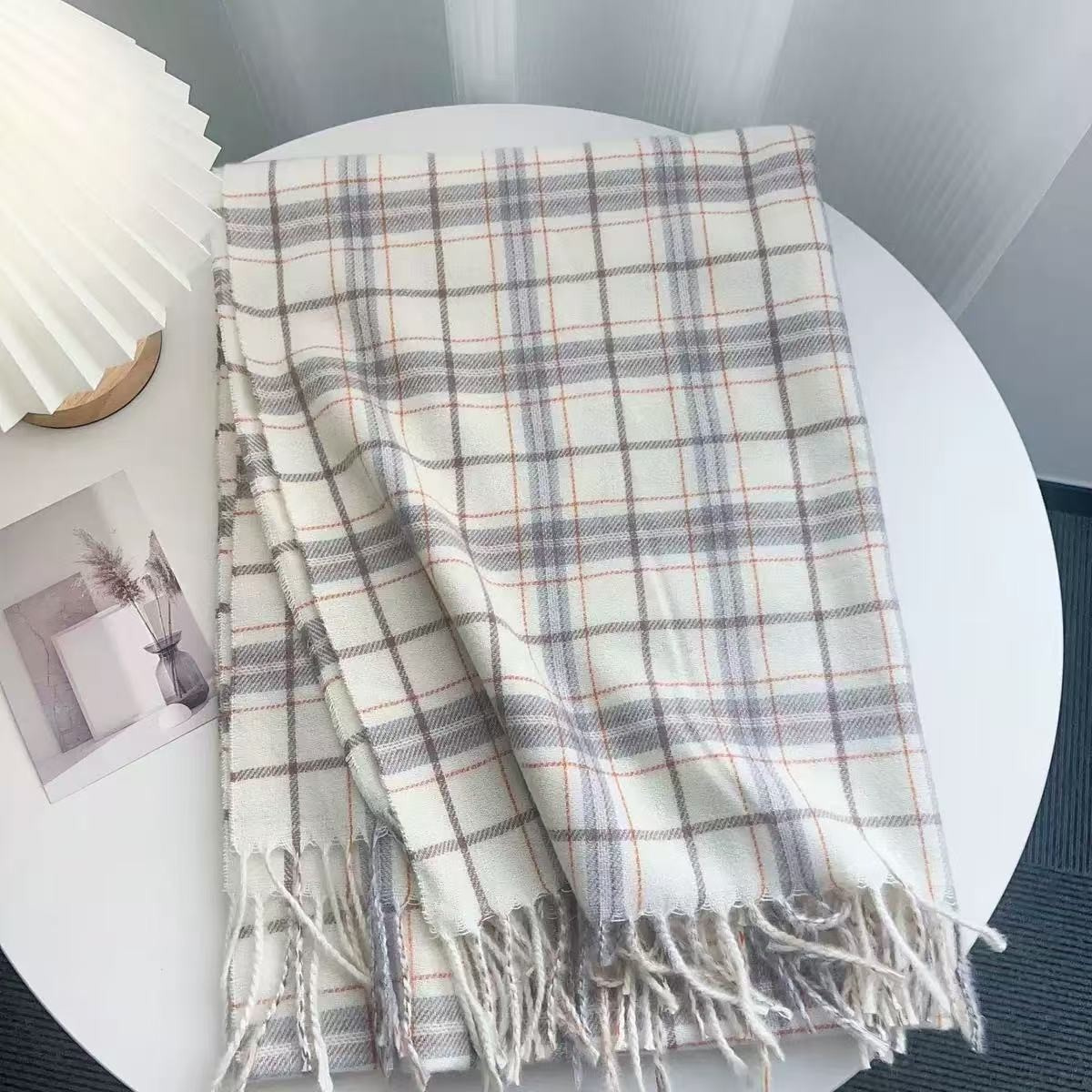 Écharpe Vintage à Carreaux en Fausse Cachemire avec Pompons, Châle Chaud et Doux pour Femme, Idéal pour l'Automne et l'Hiver, Parfait pour les Tenues Quotidiennes et de Bureau