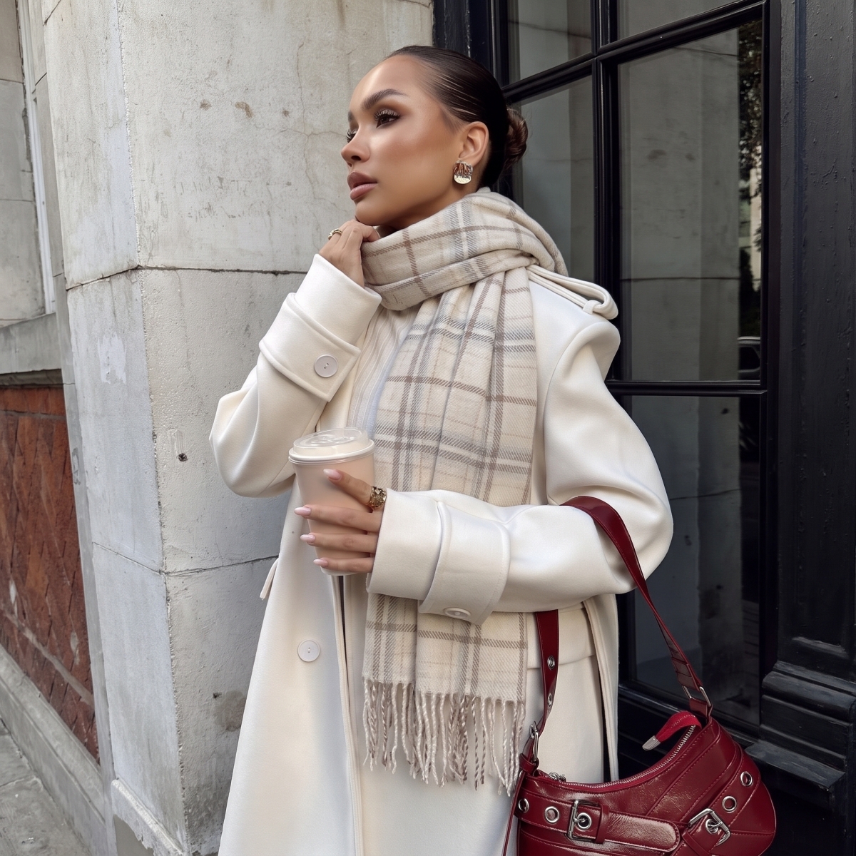 Écharpe Vintage à Carreaux en Fausse Cachemire avec Pompons, Châle Chaud et Doux pour Femme, Idéal pour l'Automne et l'Hiver, Parfait pour les Tenues Quotidiennes et de Bureau