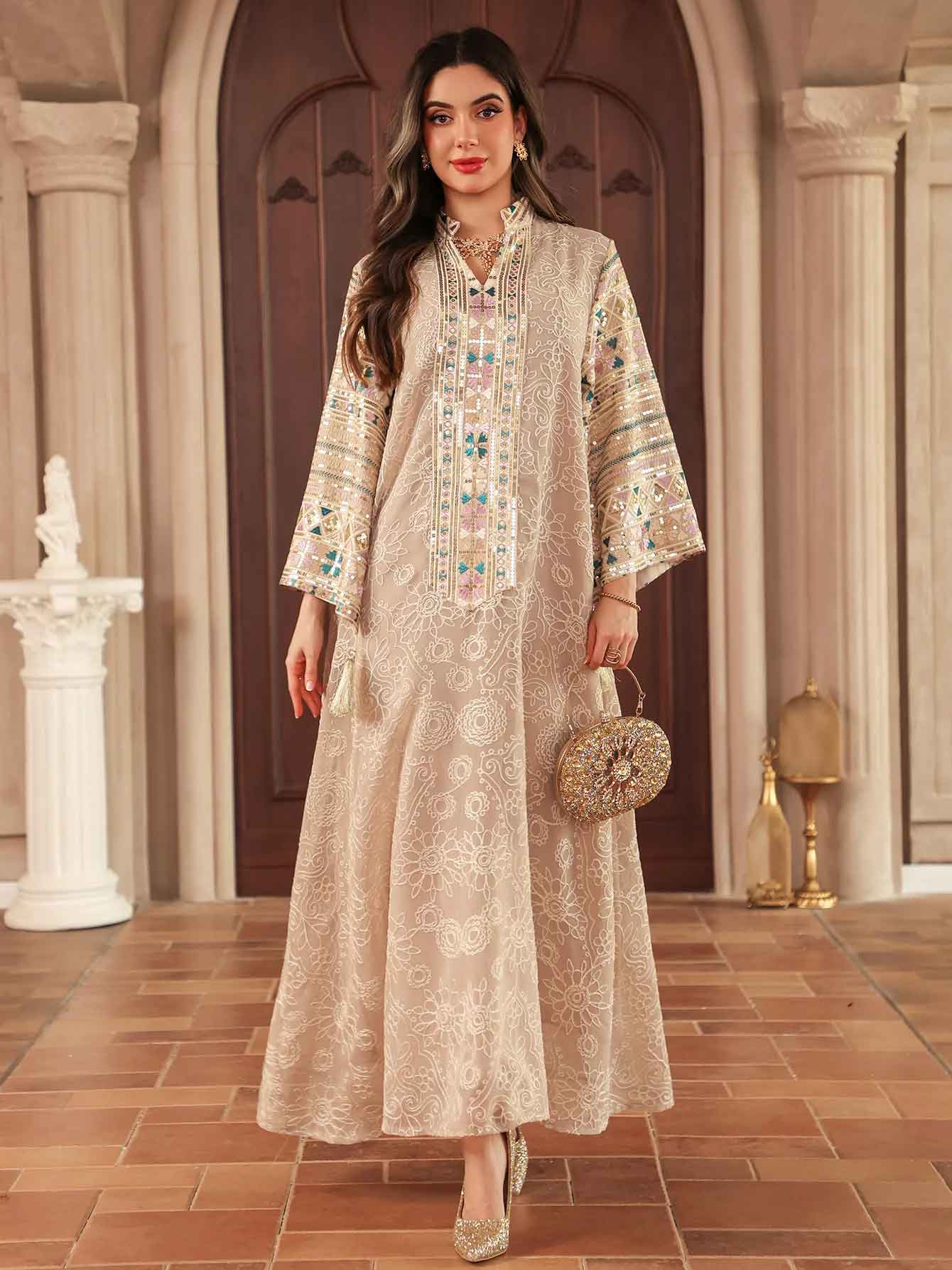 Nouvelle Abaya Islamique Modeste pour Femme, Robe Musulmane Multicolore Brodée et Pailletée Beige, Col Montant Élégant de Dubaï avec Pompon, Collection 2026