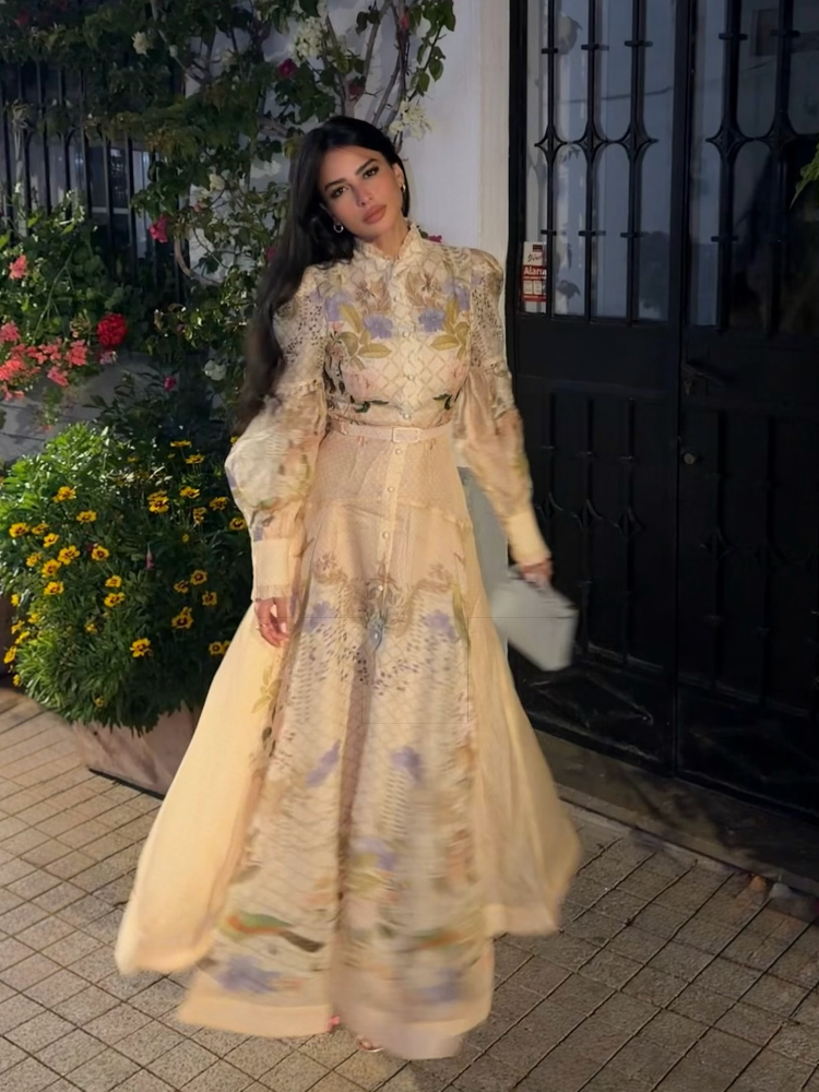 Robe longue élégante pour femme à imprimé floral, col montant boutonné, manches lanternes longues, coupe trapèze, ceinture à la taille, ourlet évasé, style streetwear