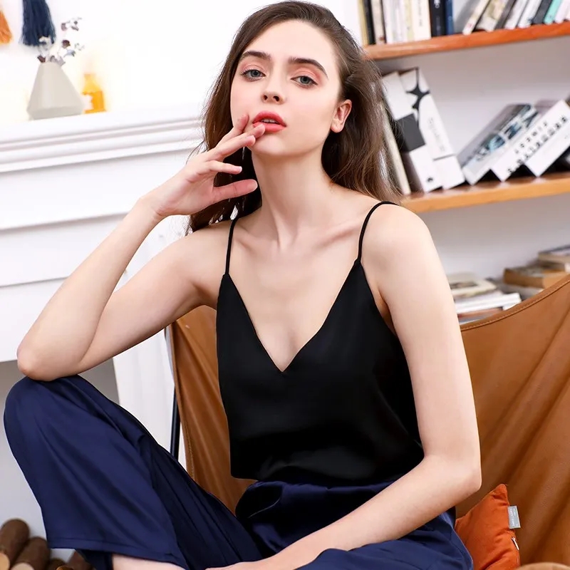 Spaghetti sangle haut femmes licou col en V basique blanc Cami sans manches Satin soie débardeurs femmes été 2026 Camisole