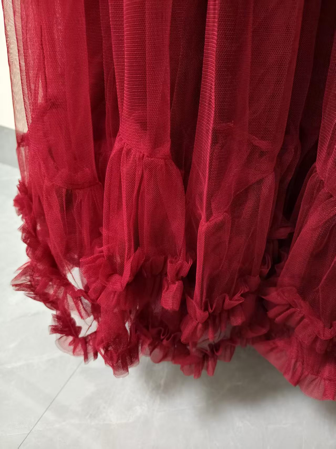 Jupe longue élégante style bohème de plage, taille haute, bouffante, fluide, coupe trapèze, design évasé, en tulle superposé à volants délicats