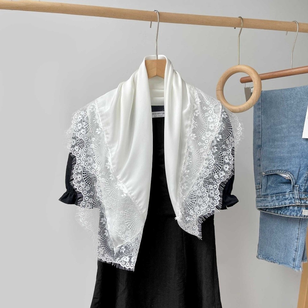 Écharpe carrée unie tendance avec bordure en dentelle, protection solaire, en fibre de satin lisse, foulard oversize pour la plage