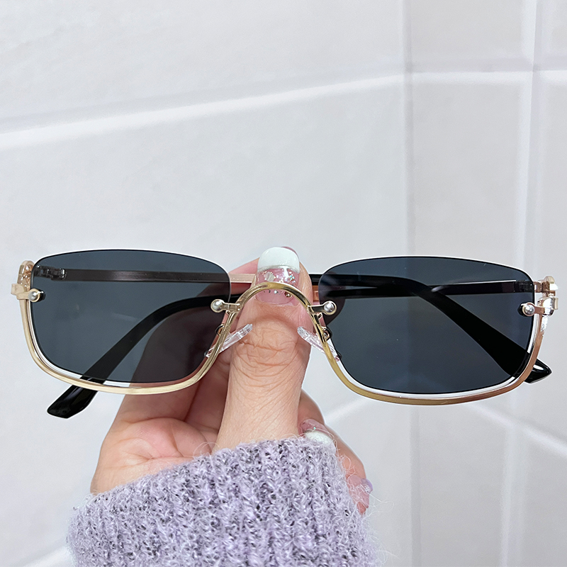 Lunettes de soleil demi-cerclées carrées pour femmes, marque de luxe, petites montures métalliques, style rétro rectangulaire, noires, lunettes de soleil tendance pour femme.