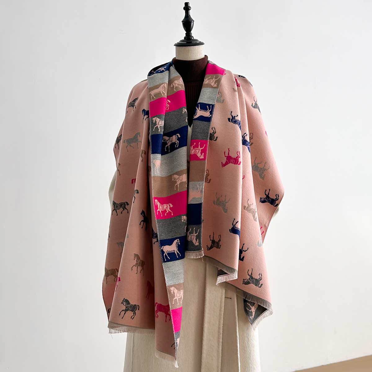 Dernière conception élégance cheval imprimé écharpe Pashmina doux chaud frange Pashmina châle hiver résistant au froid coupe-vent couverture Scraf