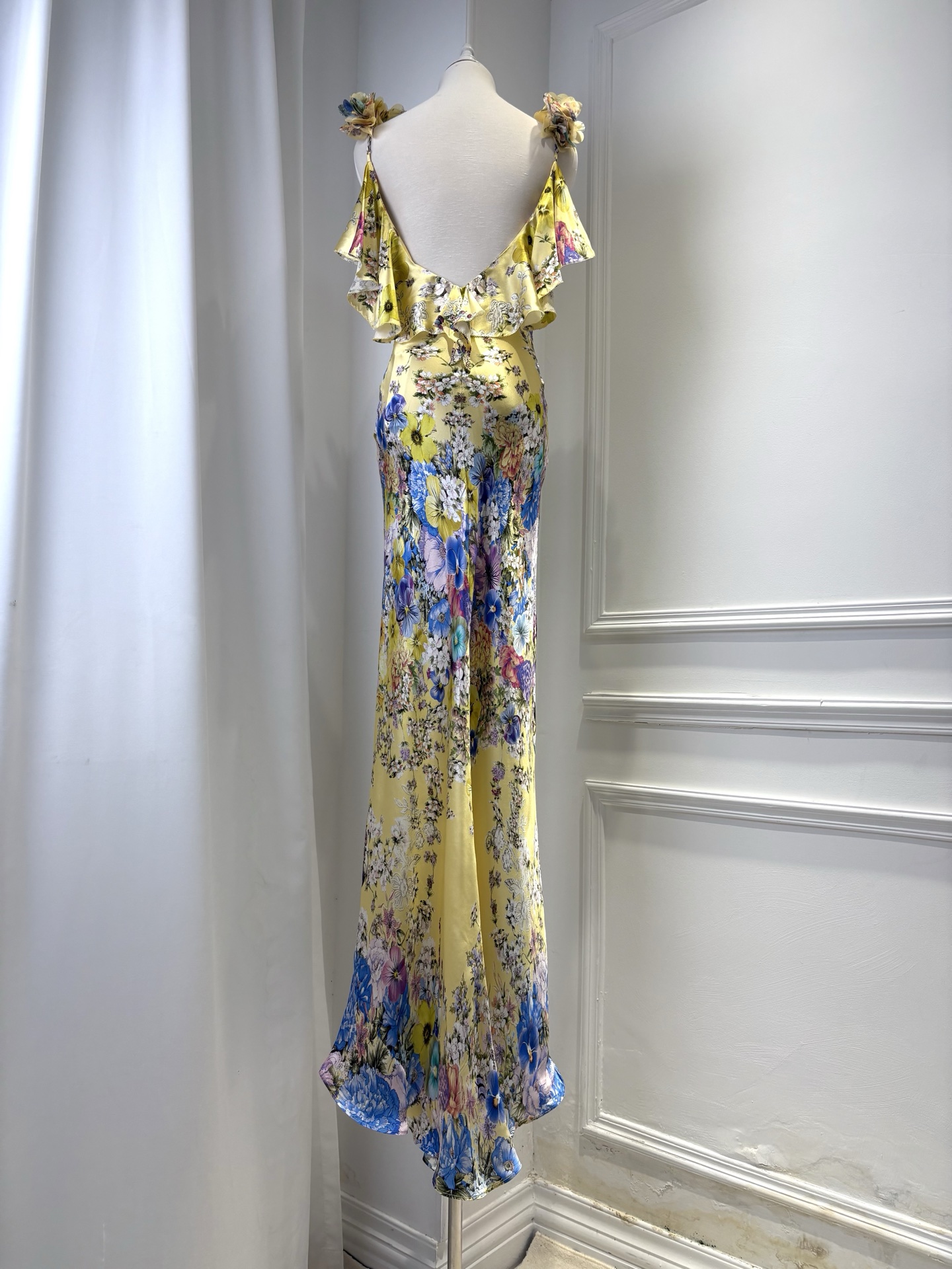 Robe longue élégante jaune 100 % soie pour femme, imprimé floral, col en V, sans manches, taille haute, coupe ajustée