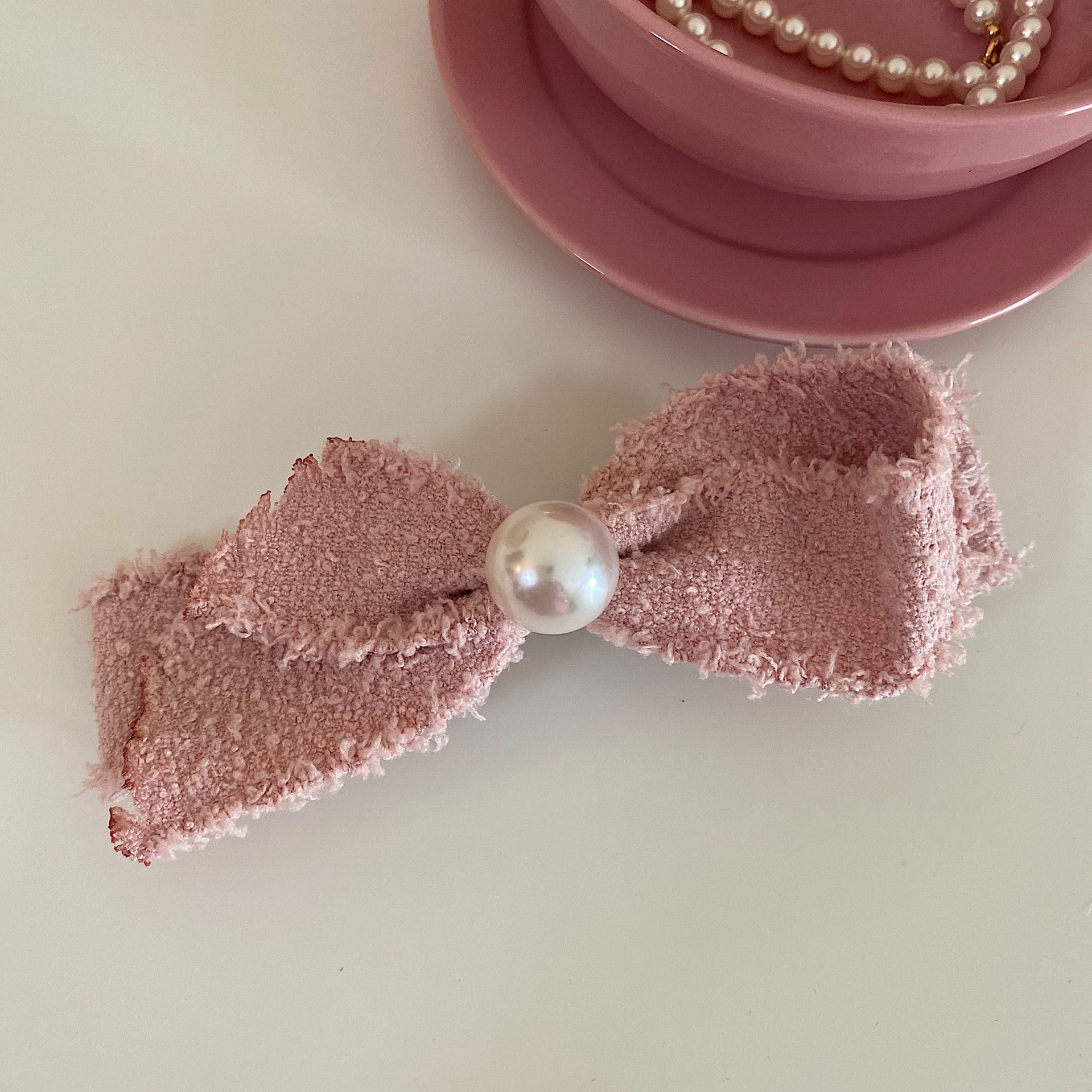 Pince à cheveux avec pompon en tissu pour femmes, pince à cheveux en perles, bijoux de luxe faits à la main, coiffure coréenne, 2025