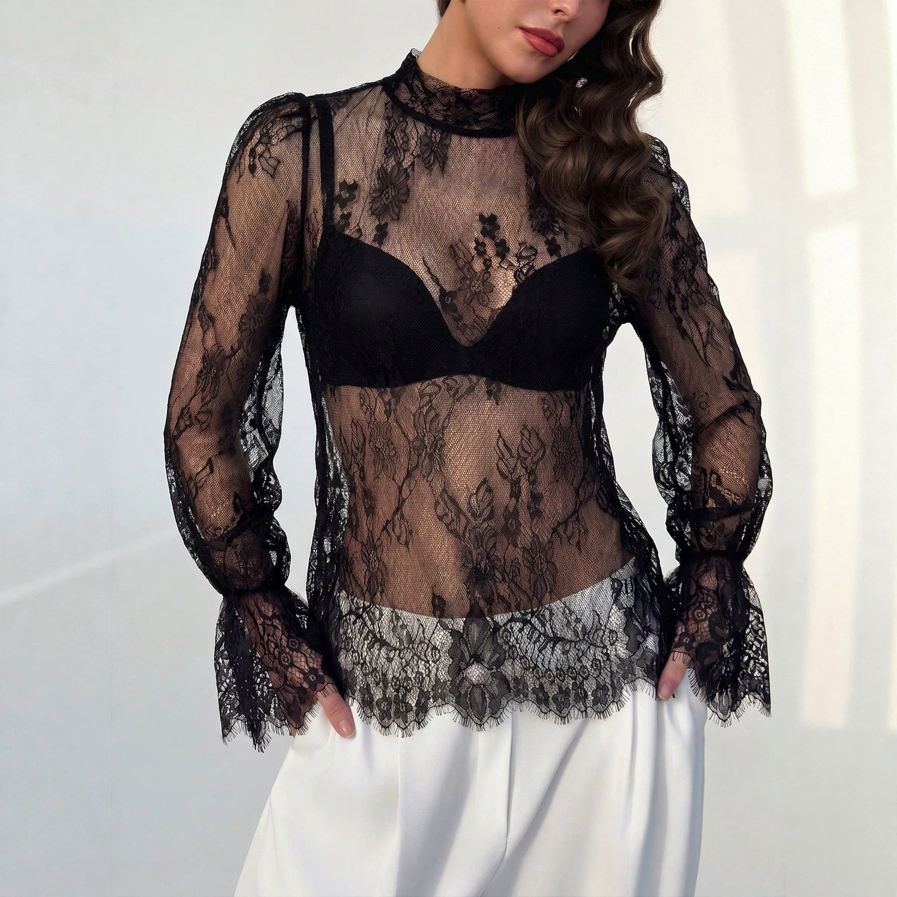 Chemisier en dentelle pour femmes, col haut, transparent, à motifs floraux, manches longues évasées, chemise transparente élégante, hauts transparents pour femmes.