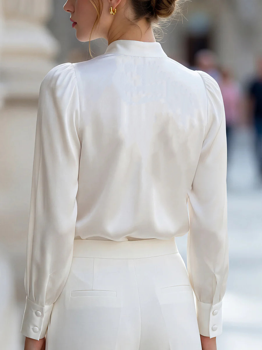 Chemise formelle en satin pour femmes, col mandarin, décolleté en V, détails plissés, manches longues, poignets droits, coupe ample, chemisier de travail.