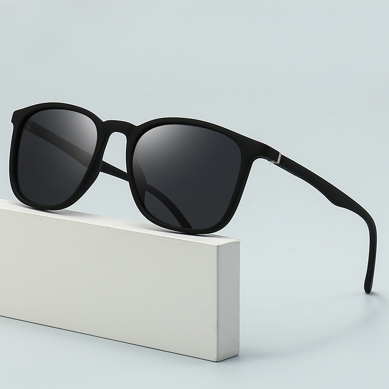 Nouvelles lunettes de soleil simples à monture noire mate avec protection UV, adaptées à un usage quotidien. 3234
