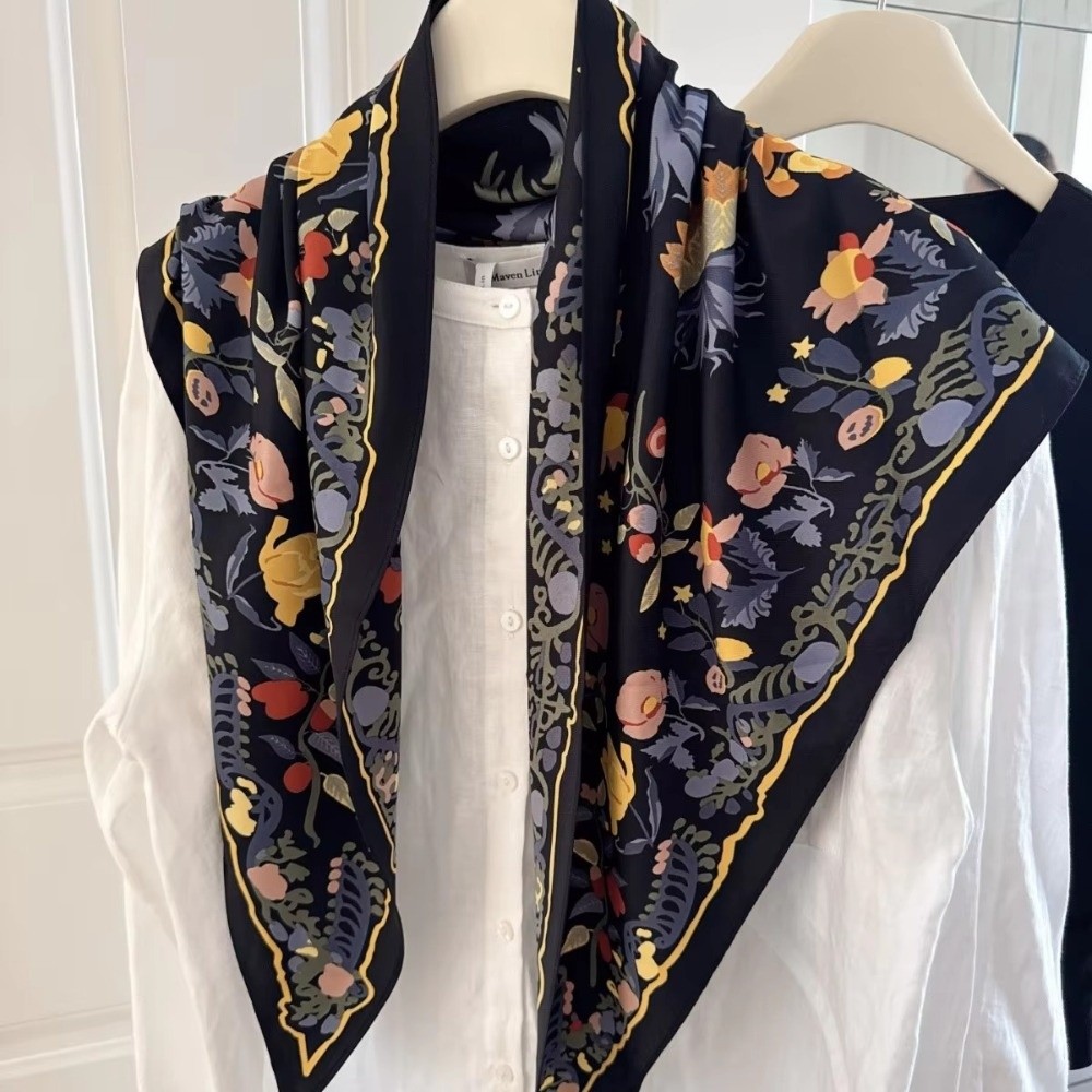 Écharpe triangulaire florale multifonctionnelle tendance en satin de soie pour femme, à porter avec un pantalon, comme cravate ou foulard décoratif, idéale pour l'été