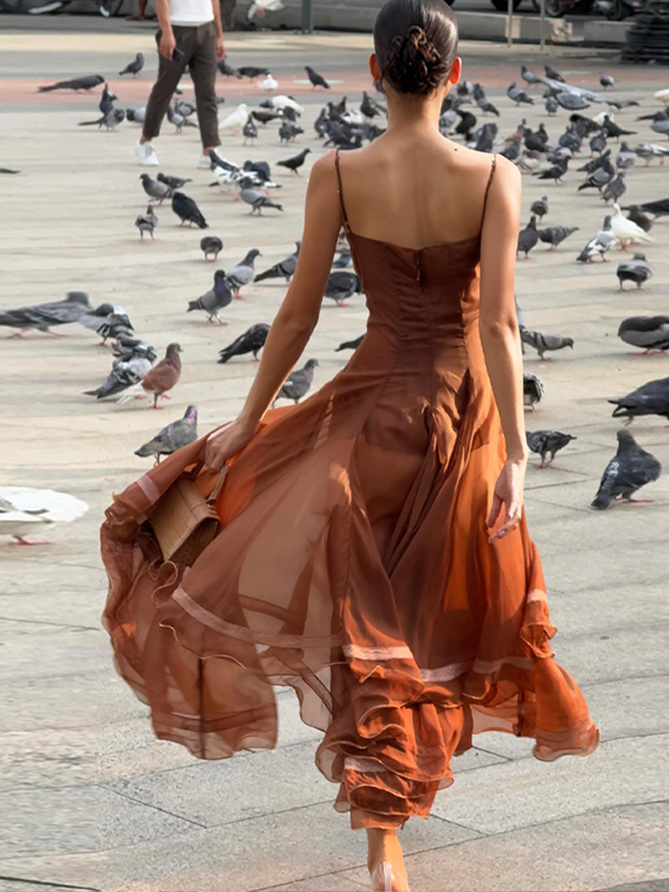 Robe longue plissée élégante pour femme, sans manches, dos nu, patchwork, taille cintrée, ourlet à volants, style sling, collection été 2026