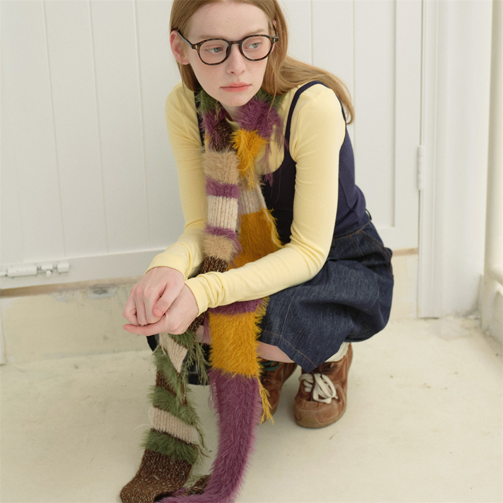 Écharpe en laine douce pour femmes, automne et hiver, avec décoration à rayures multicolores et blocs de couleurs, tricotée avec des franges irrégulières.