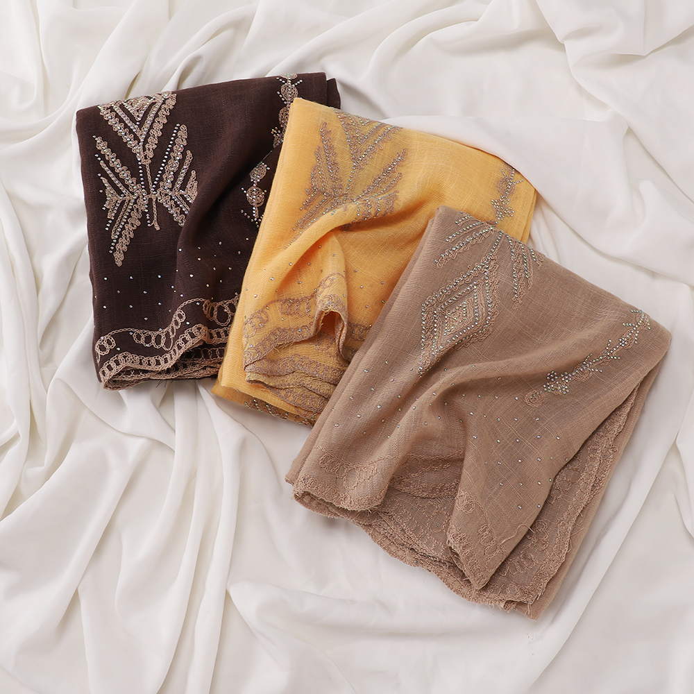 Hijab de luxe doré à broderie ethnique, orné de strass et de dentelle, foulard doux et texturé pour femmes musulmanes.