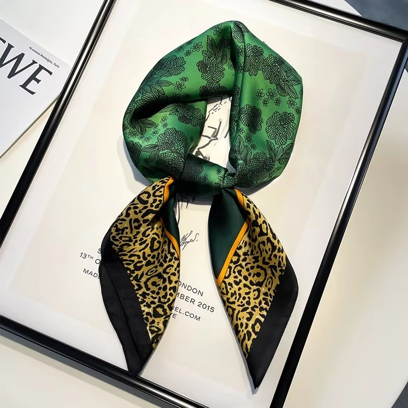 Petit foulard carré rouge en soie pour femme, foulard imprimé lettres 70 cm, foulard carré à porter sur l'épaule, foulard en gros, accessoires pour cheveux