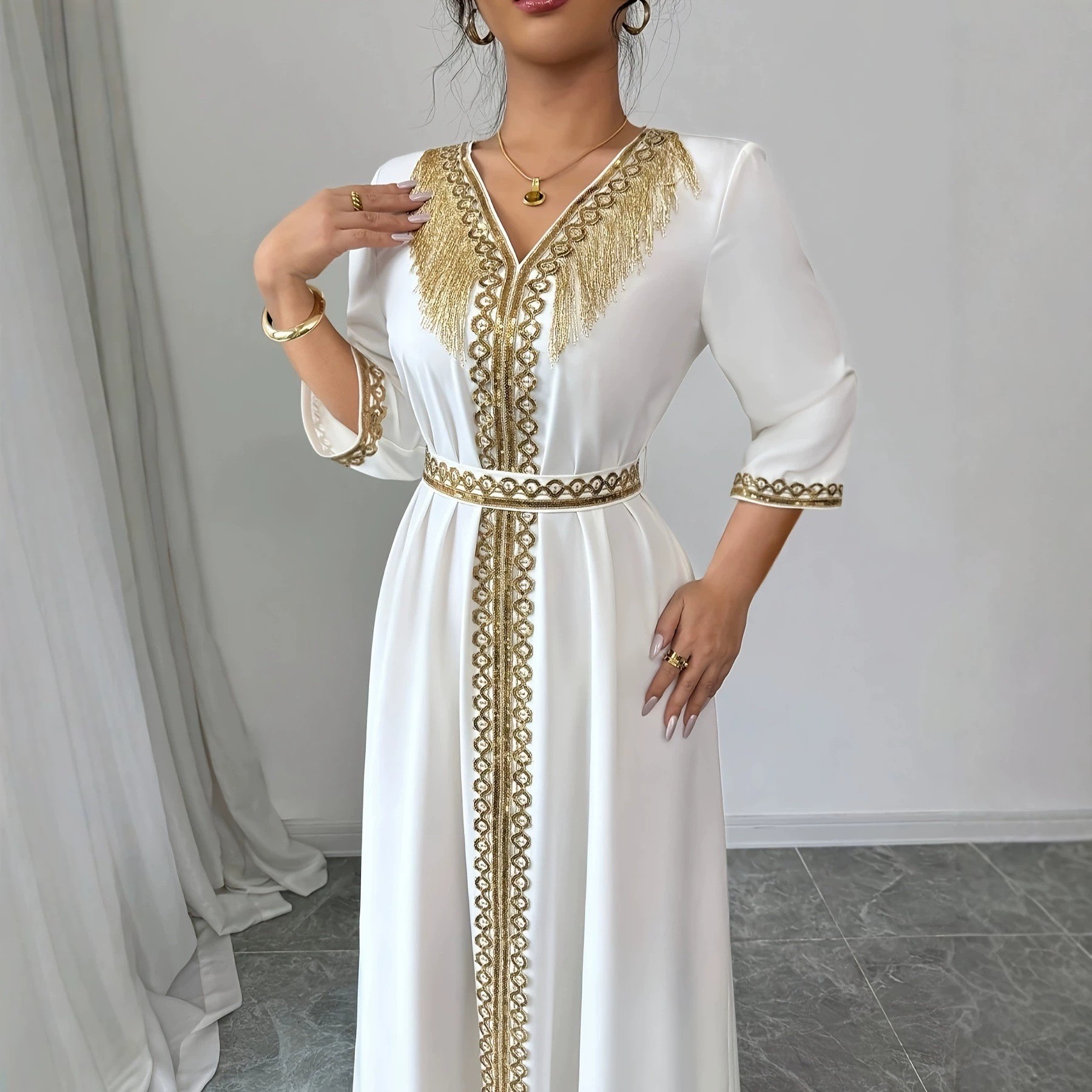 Élégant Kaftan Abaya Marocain pour Femmes, Robe Longue Modeste Dorée à Franges Brodées, Col en V, Ceinturée, pour Soirées et Fêtes Islamiques à Dubaï