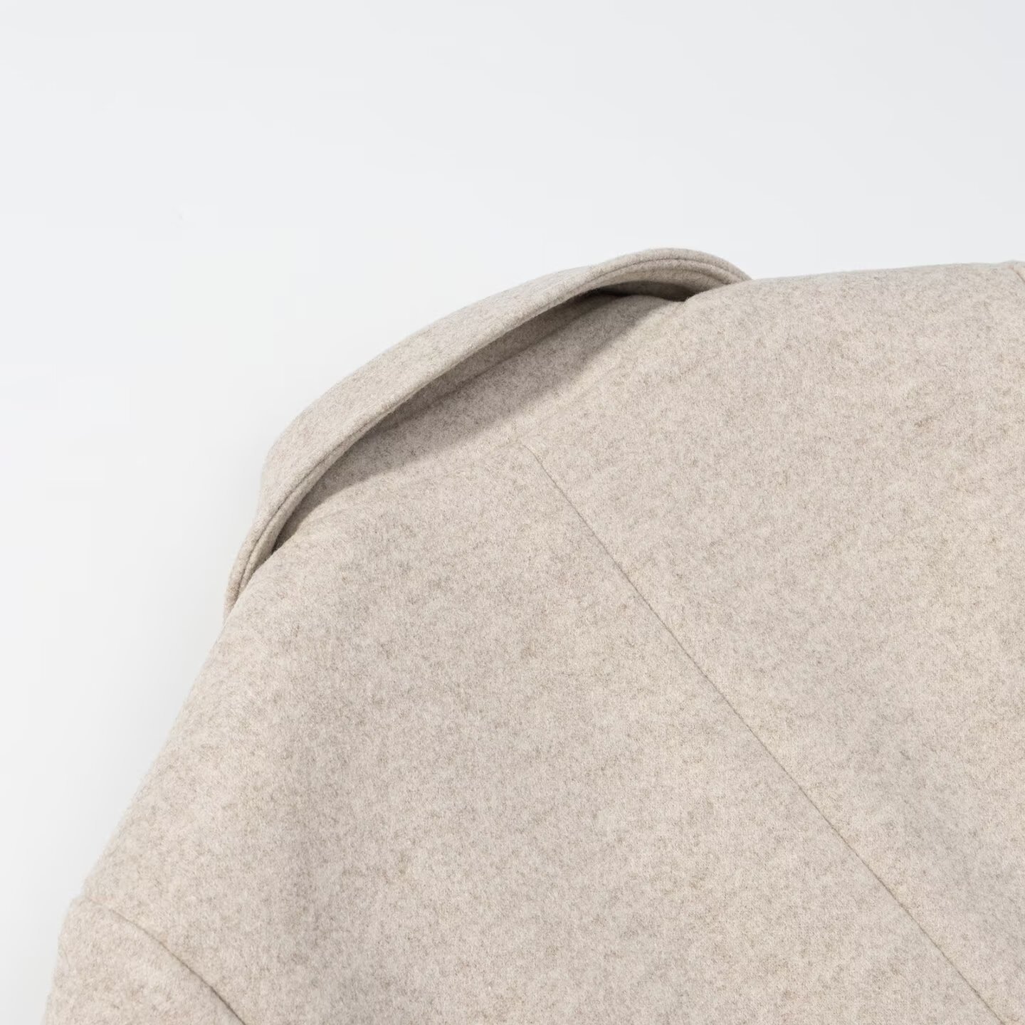Manteau élégant et polyvalent pour femme, avec épaulettes douces et bouton unique, style chic pour le quotidien, mi-épais, manches longues, en polyester.