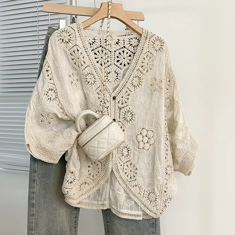 Cardigan en crochet bohème - Couverture en dentelle florale et géométrique romantique pour les vacances et le quotidien | Tricot léger à col en V et boutons