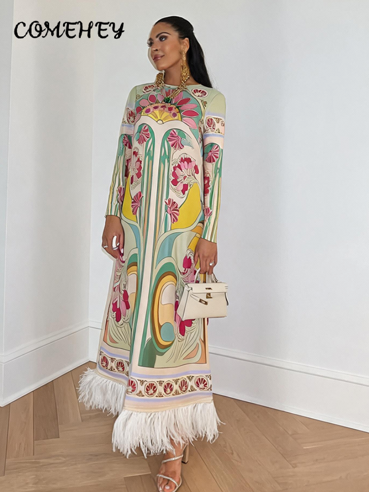 Robe longue vintage à imprimé plumes et pompons pour femme, style bohème, en satin, à manches longues, coupe droite ample, pour les vacances d'été 2026, idéale pour les soirées.