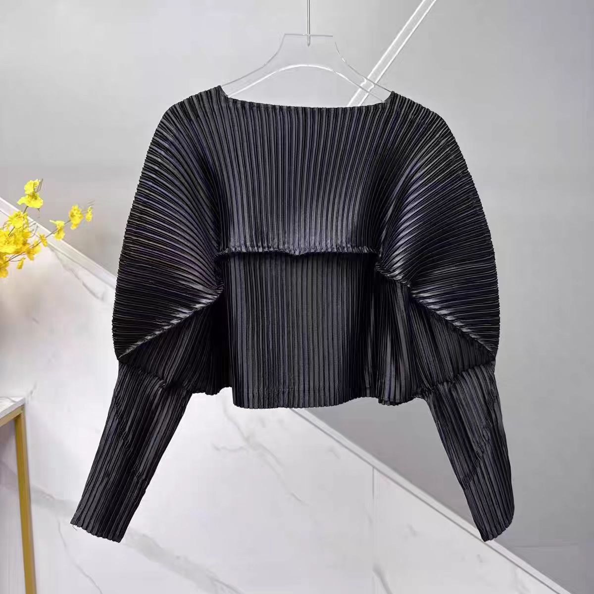 Haut à manches longues plissé à col rond et manches chauve-souris bordeaux pour femme, tissu brillant, mode décontractée, tenue quotidienne, tendance chic