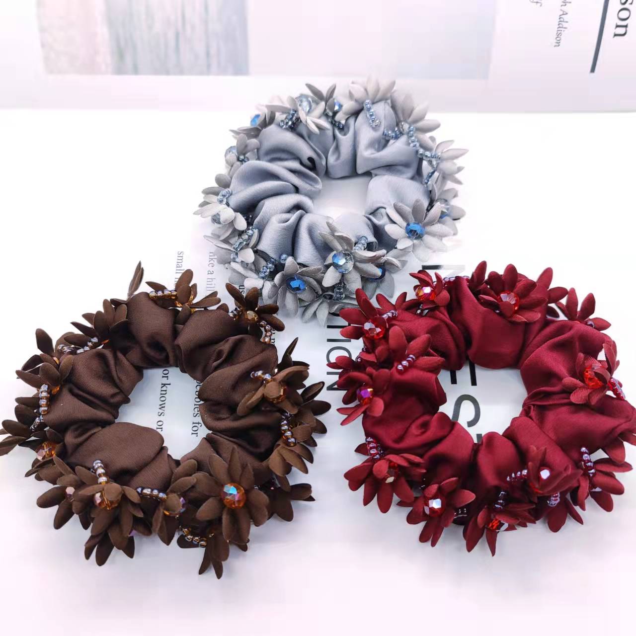 Élastique à cheveux en satin fin à motif floral, élégant, pour femme, avec strass, chouchou plissé en satin