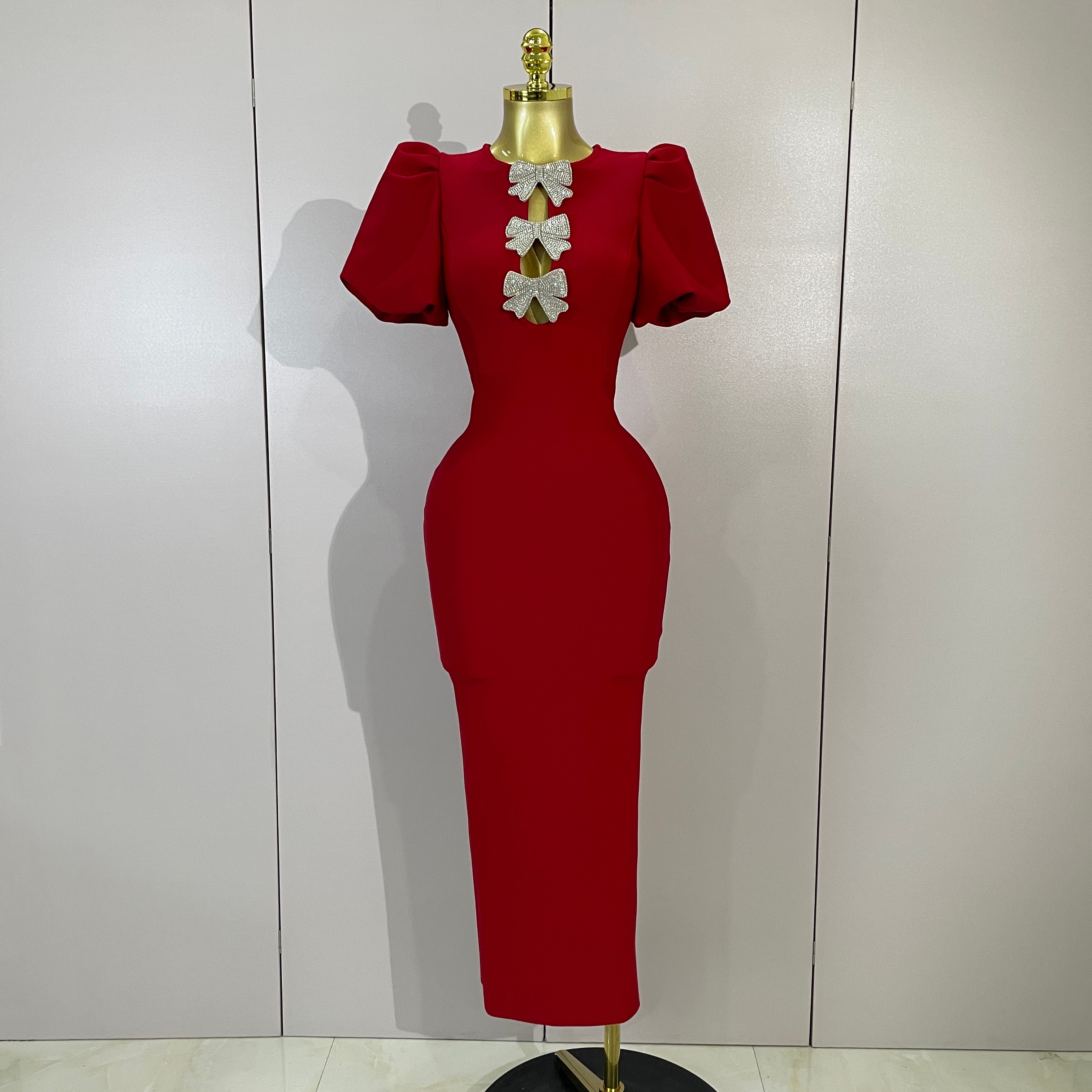 Robe longue moulante rouge à découpes sexy avec nœud brillant et manches courtes pour femme, idéale pour soirée, fête, anniversaire, club, bal de promo, en tricot