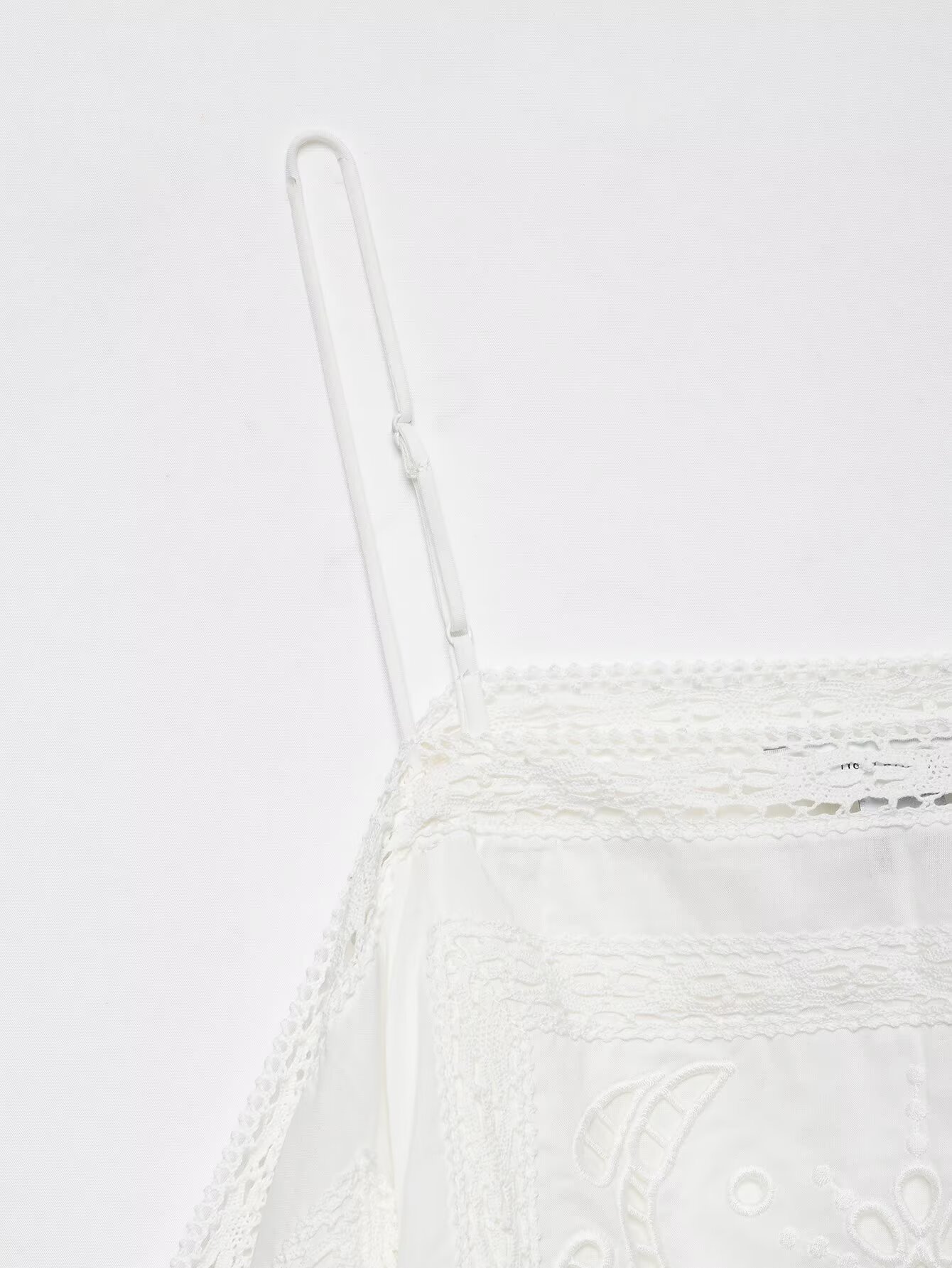 BSAY Top Cami Femme Tendance Blanc Broderie Creuse Style Bohème avec Bordure en Dentelle, Ourlet Asymétrique Effet Mouchoir, Dos Nu à Nouer, Top d'Été à Bretelles