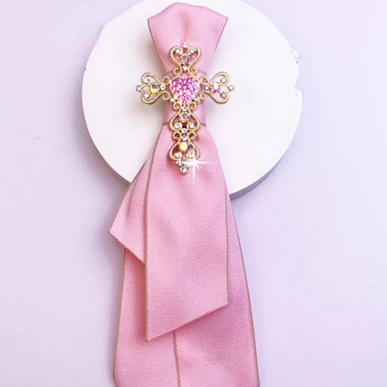 Une cravate nœud papillon pour femme, artisanale, noble et élégante, de style professionnel et universitaire, idéale pour la mode quotidienne, les réunions d'affaires, les spectacles, la présentation de programmes, le cosplay, etc.