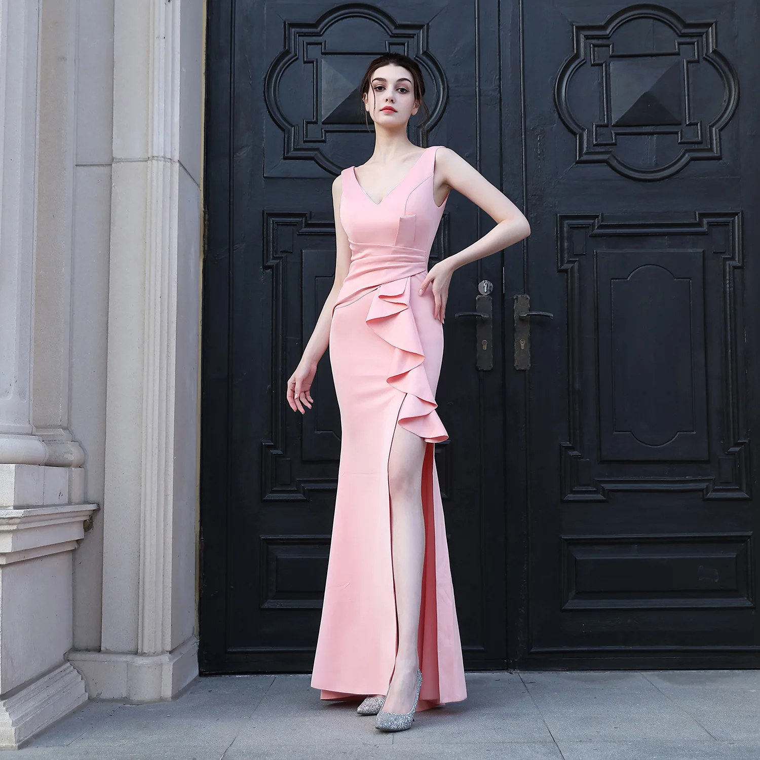 Robe de soirée élégante sans manches pour femmes, avec volants latéraux, fente haute, longue jusqu'au sol, idéale pour les invitées de mariage et les soirées de gala.