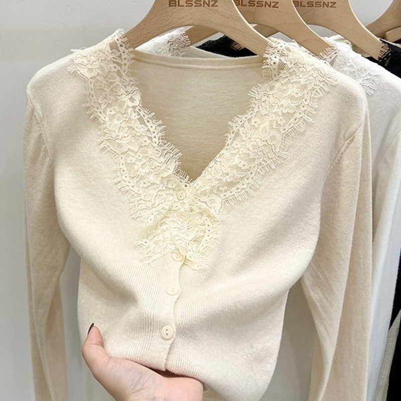 Mode coréenne, hauts en dentelle tricotée sexy beige à col en V pour femmes, automne-hiver 2026, cardigan doux à manches longues et coupe ajustée.