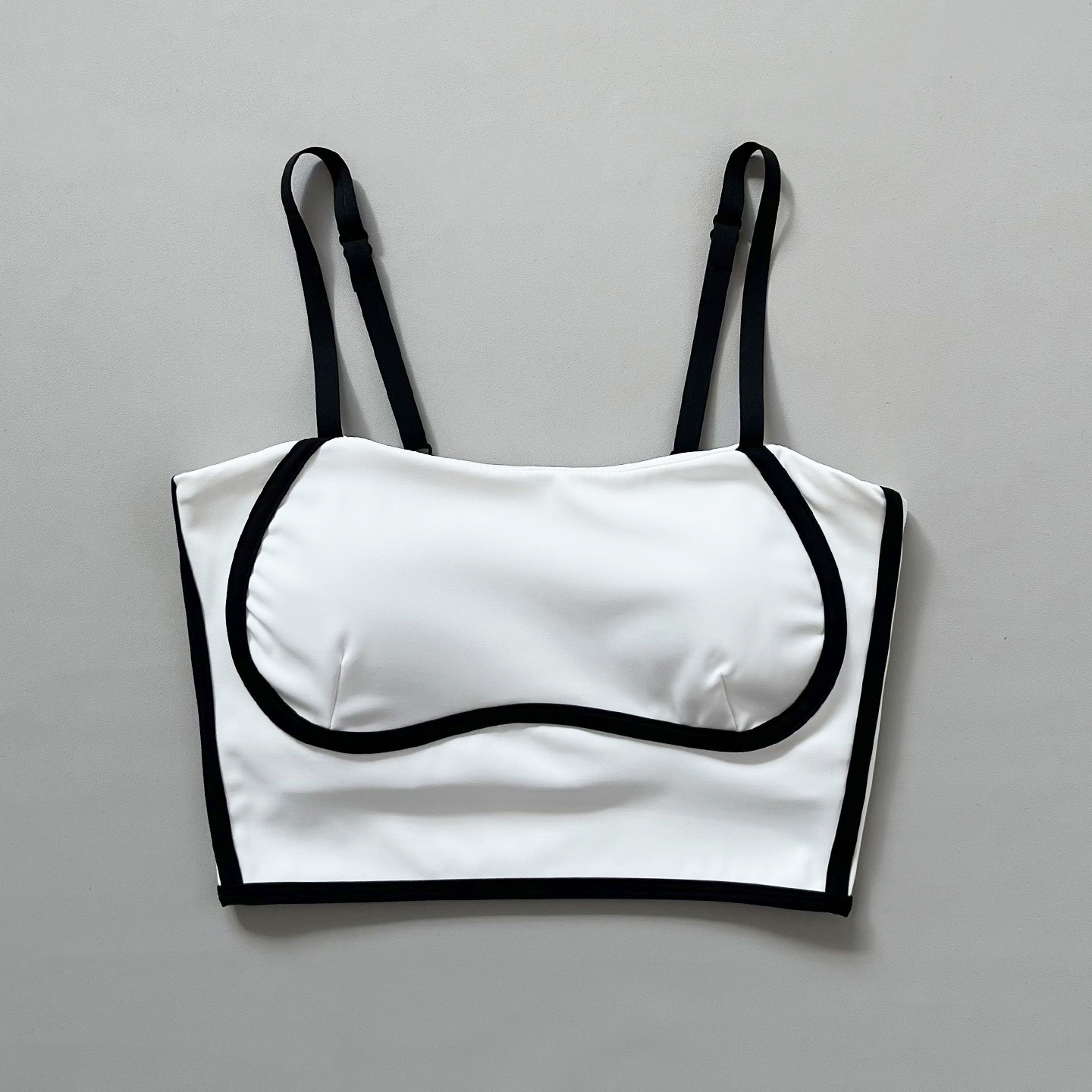 Nouveau débardeur de sport pour femme avec coussinets de soutien-gorge intégrés pour la course à pied, le yoga, le pilates et l'entraînement en salle de sport