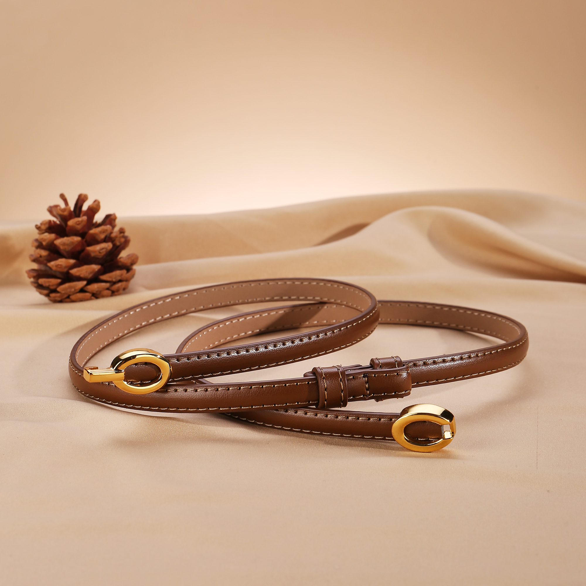 Ceinture fine en cuir véritable pour femmes, accessoire minimaliste et polyvalent pour robes, jupes, jeans et plus encore