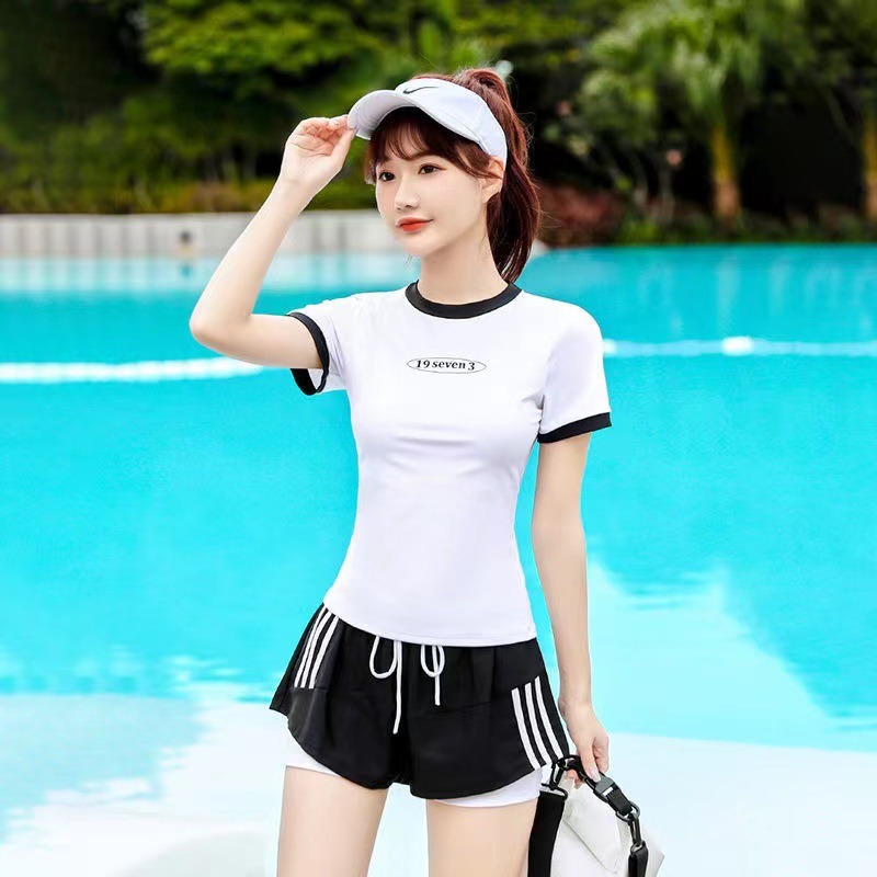 Ensemble de maillot de bain deux pièces pour femmes, avec manches courtes et short à cordon de serrage, adapté à la plage, à la piscine et à l'entraînement
