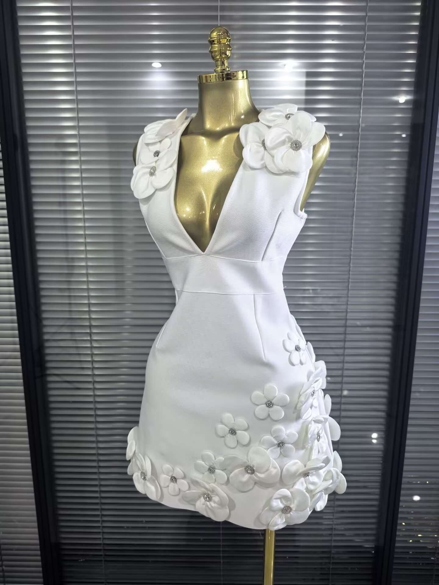 Noir blanc femmes sans manches Sexy col en v fleurs moulante Mini robe de pansement discothèque fête célébrer tenue de Cocktail robes