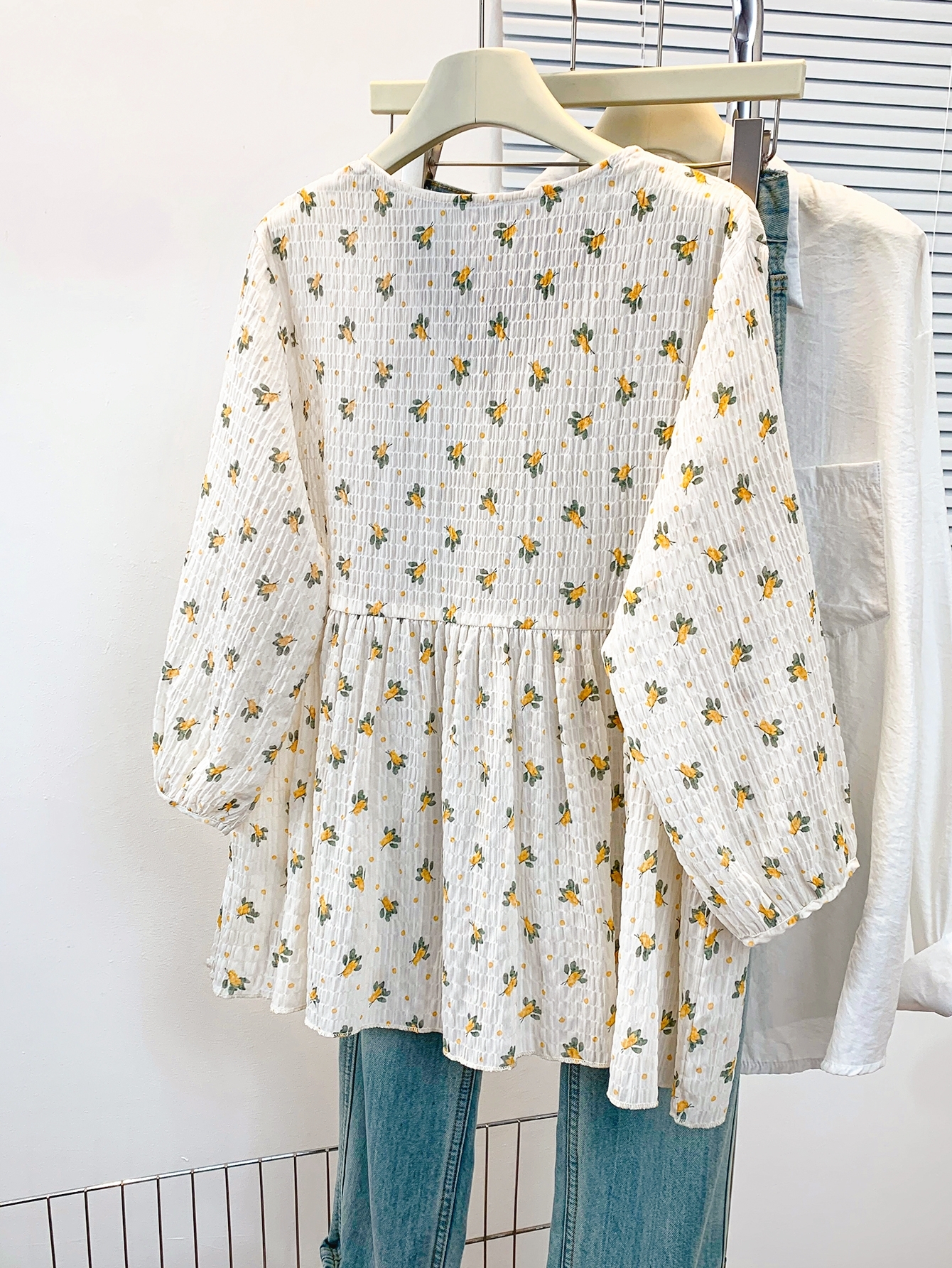 Chemisier floral romantique pour femme, tissu doux, col en V, manches lanternes, polyvalent, multicolore, coupe ample et amincissante