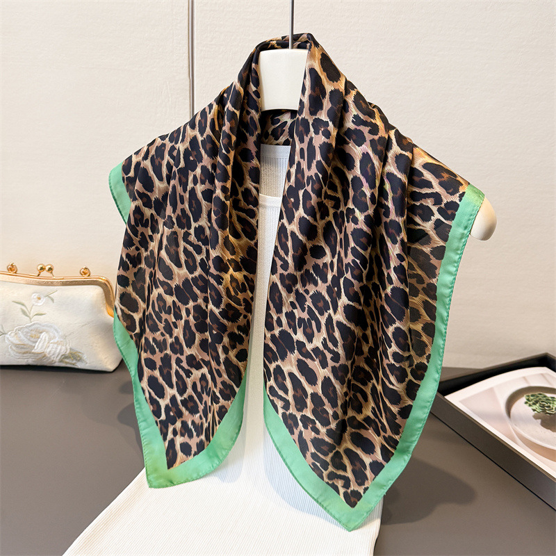 Écharpe en soie à imprimé léopard pour femme, bordure rouge, 70 cm, carré, bandana en satin, châle, foulard de mode, style de créateur de luxe, écharpes pour le cou